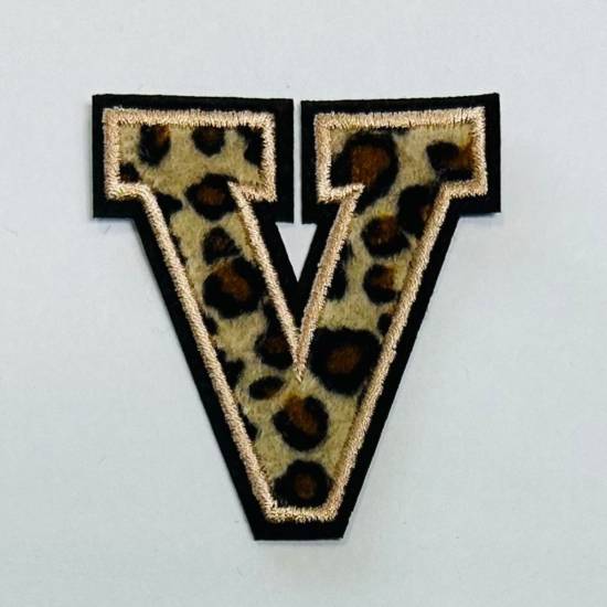 Patch it! | Design 101 | Letter: V | iron-on | 6,2x5,7 cm | leopard