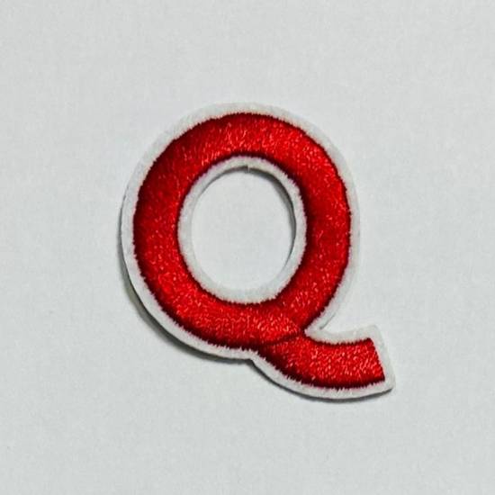 Patch it! | Design 108 | Letter: Q | iron-on | 4,4x3,2 cm | red