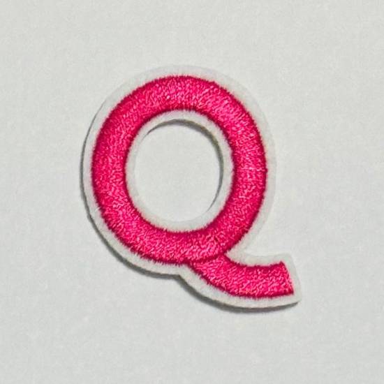Patch it! | Design 111 | Letter: Q | iron-on | 4,4x3,2 cm | bright pink